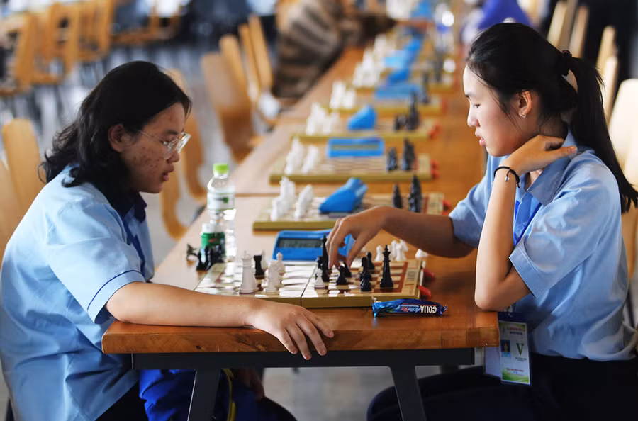 Em Nguyễn Bảo Ngọc (bìa phải) có niềm đam mê mãnh liệt với môn cờ vua. Ảnh: L.V.N