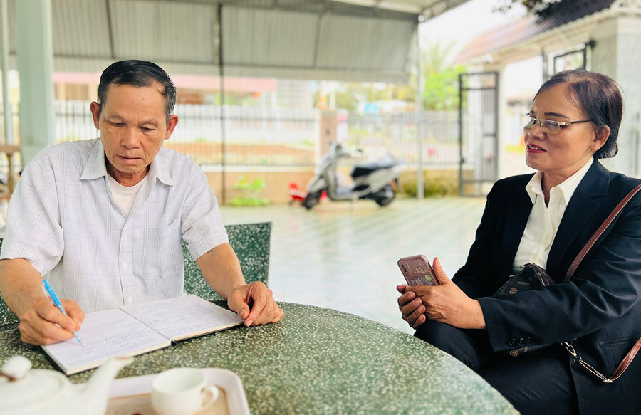 Bà Nguyễn Thị Lan-Chủ tịch Hội NCT thị trấn Ia Kha trao đổi với thành viên CLB Liên thế hệ tự giúp nhau thôn Thắng Trạch 1 về nội dung sinh hoạt và hỗ trợ cho các thành viên trong CLB. Ảnh: Đ.Y Bà Nguyễn Thị Lan-Chủ tịch Hội NCT thị trấn Ia Kha trao đổi với thành viên CLB Liên thế hệ tự giúp nhau thôn Thắng Trạch 1 về nội dung sinh hoạt và hỗ trợ cho các thành viên trong CLB. Ảnh: Đ.Y