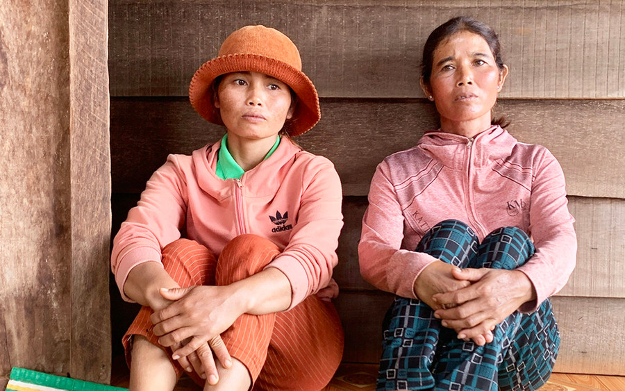 Bà Siu H’Puh (bìa phải) vẫn chưa hết bàng hoàng khi kể lại việc bị các đối tượng dụ dỗ vượt biên. Ảnh: R.H