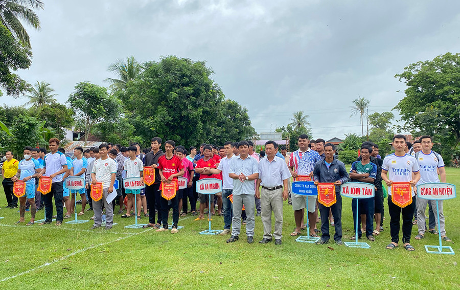 Ban tổ chức trao cờ lưu niệm cho các đội tham gia giải. Ảnh: Mai Linh Ban tổ chức trao cờ lưu niệm cho các đội tham gia giải. Ảnh: Mai Linh