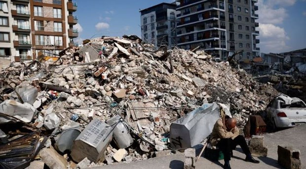 Một người đàn ông ngồi cạnh đống đổ nát sau trận động đất khủng khiếp ở Antakya, Thổ Nhĩ Kỳ. (Nguồn: Reuters) Một người đàn ông ngồi cạnh đống đổ nát sau trận động đất khủng khiếp ở Antakya, Thổ Nhĩ Kỳ. (Nguồn: Reuters)