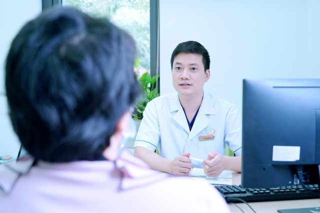Bác sĩ thăm khám, tư vấn cho người bệnh. Ảnh: Bác sĩ cung cấp Bác sĩ thăm khám, tư vấn cho người bệnh. Ảnh: Bác sĩ cung cấp