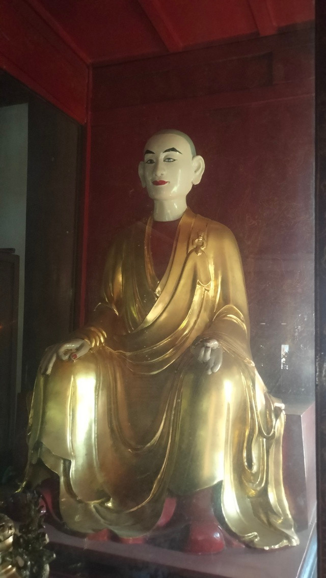 Ngắm bảo vật quốc gia bộ tượng Trúc Lâm tam tổ hơn 300 năm tuổi - Ảnh 2. Tượng Huyền Quang đặt bên trái tượng Trần Nhân Tông