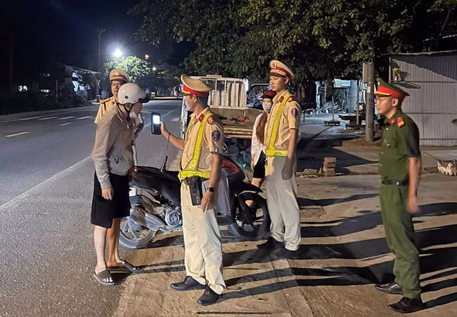 Từ đầu năm đến nay, lực lượng Công an toàn tỉnh đã phát hiện, lập biên bản hơn 3.000 trường hợp vi phạm nồng độ cồn. Ảnh: R'Ô HOK