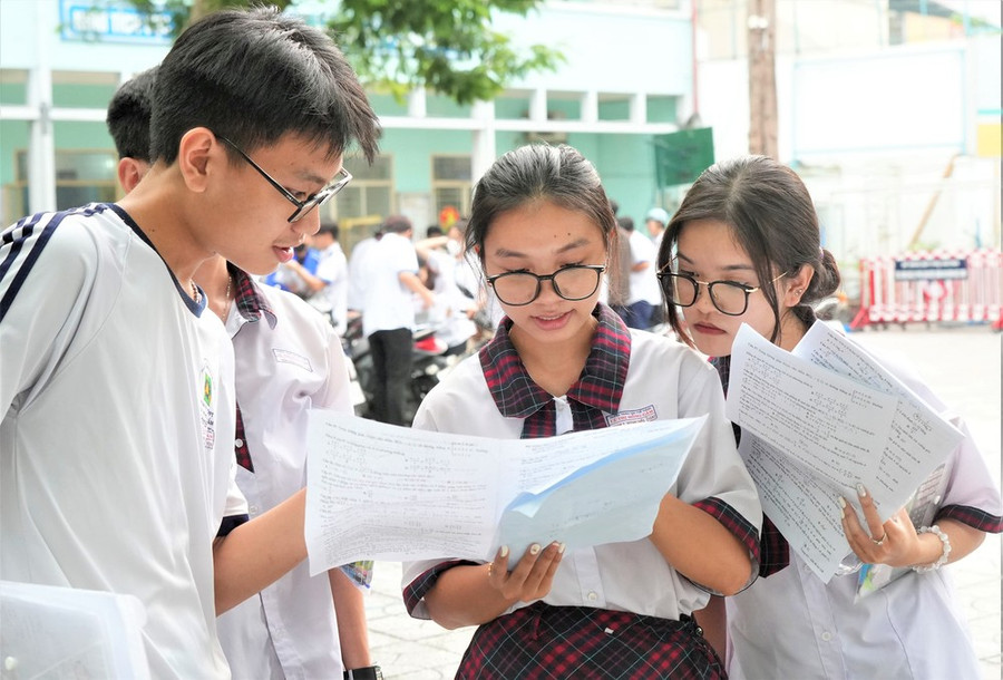 Thí sinh đối chiếu bài làm môn Toán sau giờ thi tại điểm thi Trường THCS Colette (quận 3, TPHCM). Ảnh: HOÀNG HÙNG Thí sinh đối chiếu bài làm môn Toán sau giờ thi tại điểm thi Trường THCS Colette (quận 3, TPHCM). Ảnh: HOÀNG HÙNG