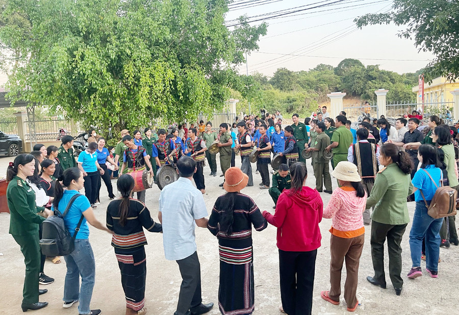“Xuân đoàn kết-Tết biên cương” là chương trình thường niên của các cấp Hội Phụ nữ chia sẻ với những khó khăn của người dân vùng biên giới. Ảnh: Minh Châu “Xuân đoàn kết-Tết biên cương” là chương trình thường niên của các cấp Hội Phụ nữ chia sẻ với những khó khăn của người dân vùng biên giới. Ảnh: Minh Châu