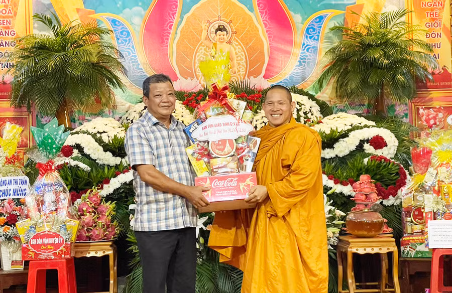 Trưởng ban Tôn giáo tỉnh Hồ Hải Tần (bìa trái) tặng quà chúc mừng Đại lễ Phật đản tại Ban Trị sự Giáo hội Phật giáo Việt Nam huyện Ia Grai. Ảnh: T.N