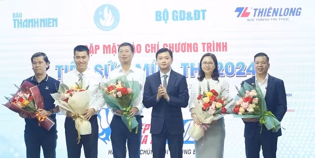 Anh Nguyễn Minh Triết (thứ ba từ phải qua) tặng hoa các đơn vị đồng hành cùng chương trình. Ảnh: BẢO ANH