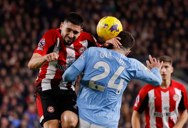 Neal Maupay mở tỉ số cho Brentford.