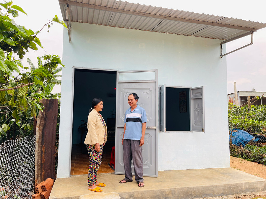 Bà Kiêm Thị Xiêm (thôn 4, xã Gào) an tâm hơn để chăm lo phát triển kinh tế sau khi được hỗ trợ căn nhà kiên cố. Ảnh: Mai Ka