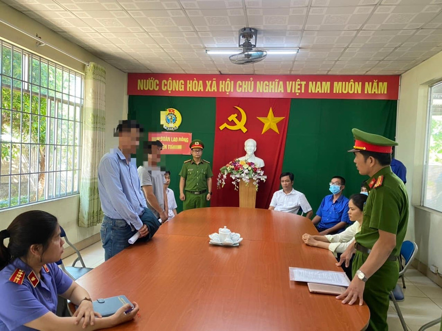 Cơ quan Cảnh sát điều tra (PC03) thực hiện lệnh bắt bị can là Giám đốc và Phó Giám đốc Trung tâm đăng kiểm xe cơ giới 76-02D. Ảnh: Công an Quảng Ngãi Cơ quan Cảnh sát điều tra (PC03) thực hiện lệnh bắt bị can là Giám đốc và Phó Giám đốc Trung tâm đăng kiểm xe cơ giới 76-02D. Ảnh: Công an Quảng Ngãi