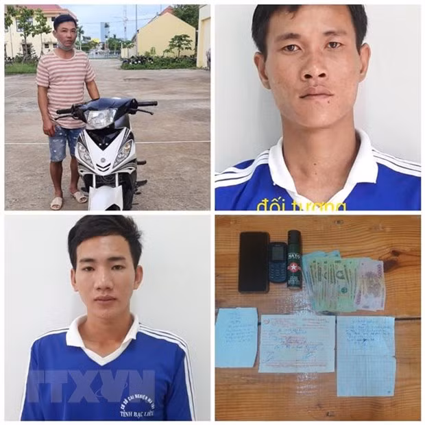 Một số đối tượng cùng vật chứng thu được trong chuyên án triệt phá trộm xe máy liên tỉnh của Công an huyện Phước Long, tỉnh Bạc Liêu. (Ảnh: TTXVN phát)