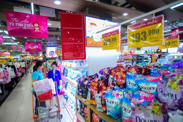 Người dân mua sắm tại siêu thị Co.opMart xa lộ Hà Nội, TP Thủ Đức, TP HCM Ảnh: HOÀNG TRIỀU