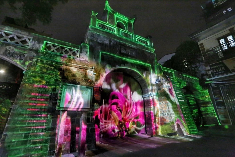 Trình chiếu 3D Mapping tại Ô Quan Chưởng, Hà Nội. (Ảnh: Tuấn Đức/TTXVN) Trình chiếu 3D Mapping tại Ô Quan Chưởng, Hà Nội. (Ảnh: Tuấn Đức/TTXVN)