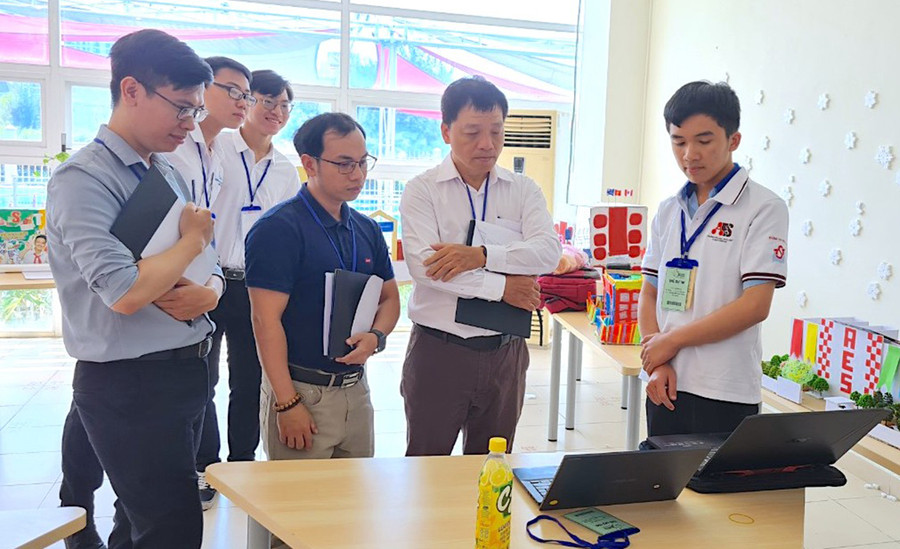 Em Võ Đăng Tuệ (bìa phải) trình bày phần thi sản phẩm sáng tạo tại cuộc thi Giờ lập trình-Hour of code 2024 (ảnh nhân vật cung cấp). Em Võ Đăng Tuệ (bìa phải) trình bày phần thi sản phẩm sáng tạo tại cuộc thi Giờ lập trình-Hour of code 2024 (ảnh nhân vật cung cấp).