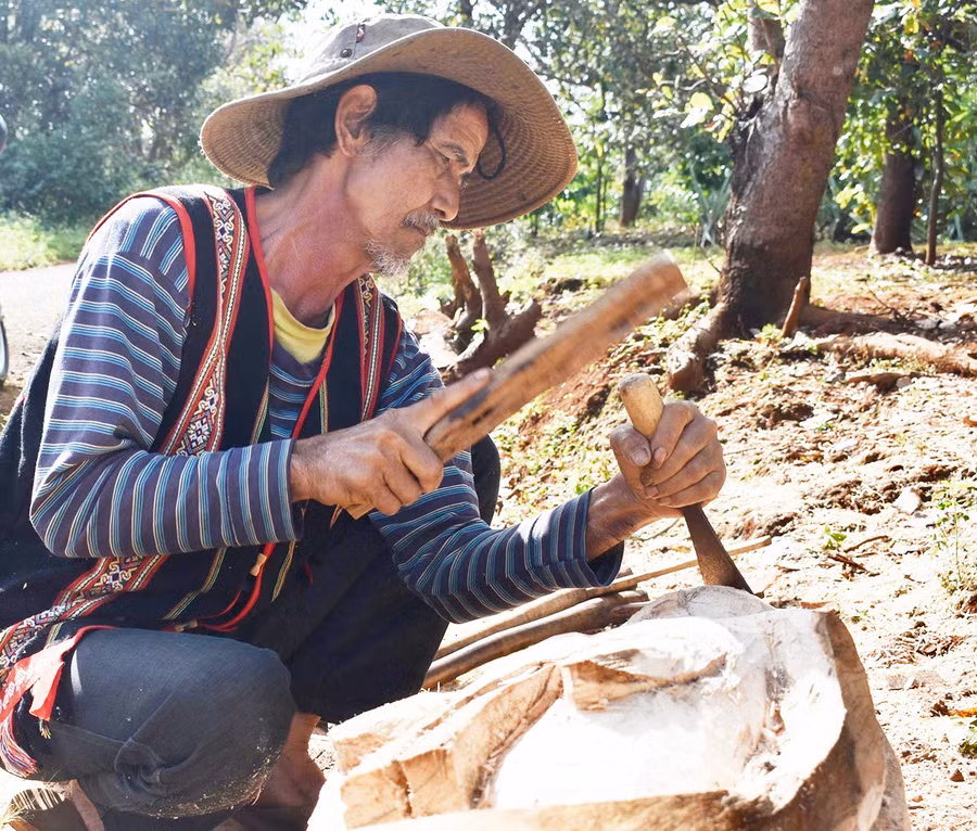 Nghệ nhân tạc tượng Rơ Mah Blip, xã Ia Tô. Ảnh: Phương Duyên