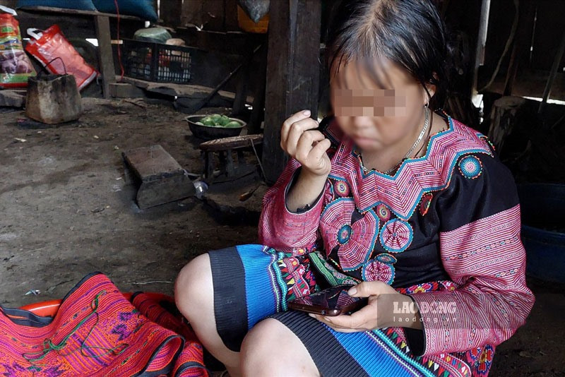 Cô bé Vàng. Y .L lấy chồng khi mới 15 tuổi. Cô bé Vàng. Y .L lấy chồng khi mới 15 tuổi.