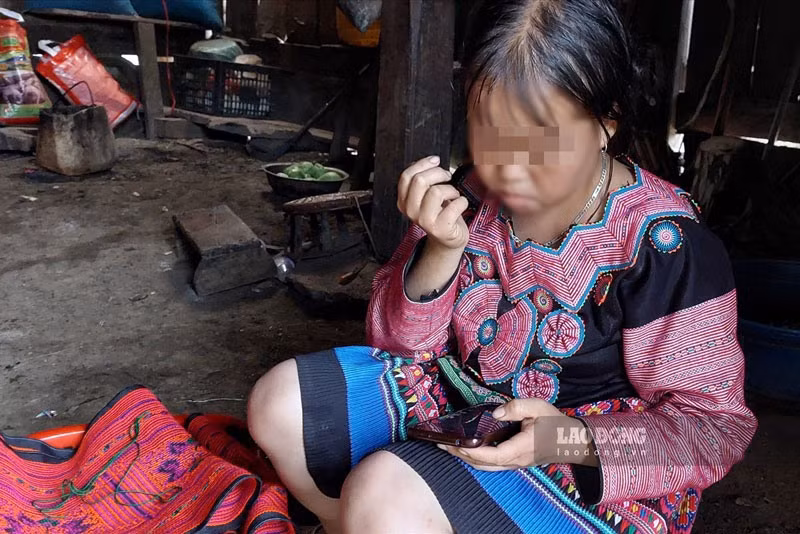 Cô bé Vàng. Y .L lấy chồng khi mới 15 tuổi.