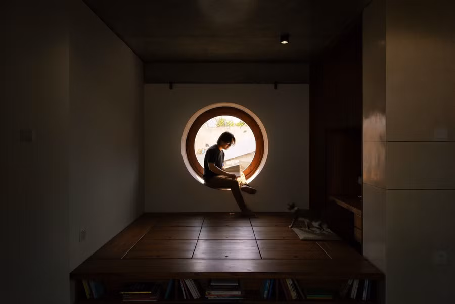 Đá mài và đá cuội có độ bền, đặc tính chống trượt và dễ bảo trì. Gỗ tự nhiên địa phương, được trồng trong khu vực, mang lại lợi ích kinh tế. Sử dụng vật liệu và thợ thủ công địa phương đảm bảo chất lượng và sự liên quan về mặt văn hóa.