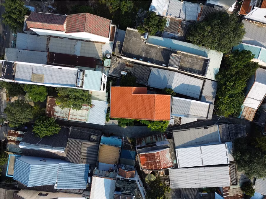 Ngôi nhà này được xây dựng trên lô đất rộng 161m2, trong một con hẻm của làng chài Cửa Đại ở Hội An (Quảng Nam), nằm trong khu vực đông dân cư và ít cây xanh.