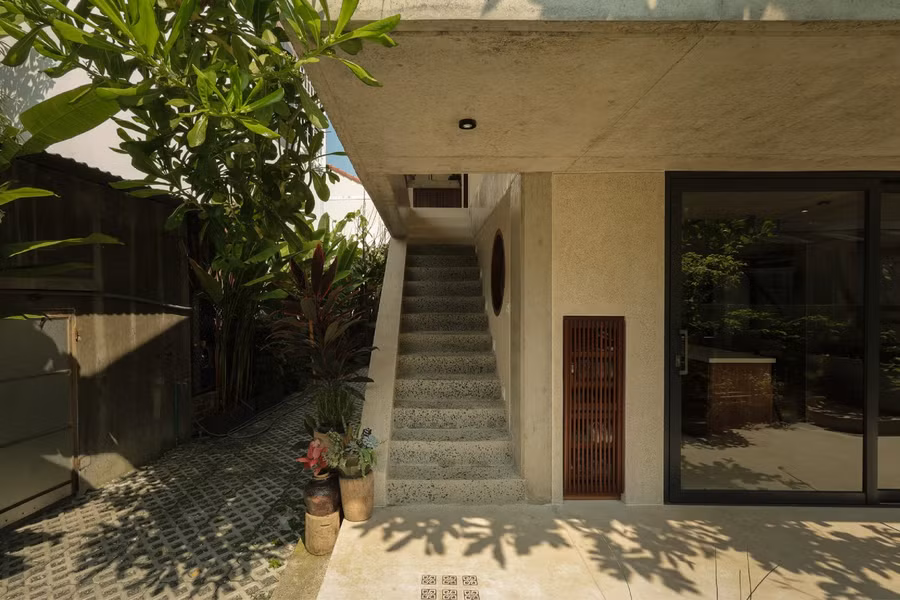 Điểm nhấn đặc biệt là phòng dạy vẽ và phòng sinh hoạt gia đình, hai không gian được ngăn cách bằng một cầu thang riêng. Từ đó, kiến trúc sư đảm bảo sự riêng tư cho hai không gian với hai đặc tính khác nhau.