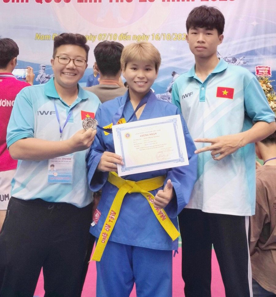 Ngô Thị Xuân Mai (giữa) giành huy chương bạc Giải Vô địch Vovinam toàn quốc năm 2023. Ảnh: L.V.N