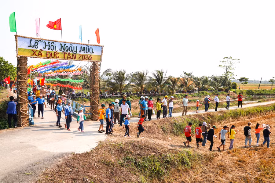 Từ sáng 20.4, đã có hơn 200 học sinh cùng nhau tham gia thu hoạch lúa trên cánh đồng rộng nhất ở xóm Cây Gạo (xã Đức Tân). Đây là cơ hội để các em trải nghiệm hoạt động một ngày làm nông dân, hiểu được giá trị của sức lao động để làm nên những hạt gạo trắng ngần. Ảnh: Hải Phong