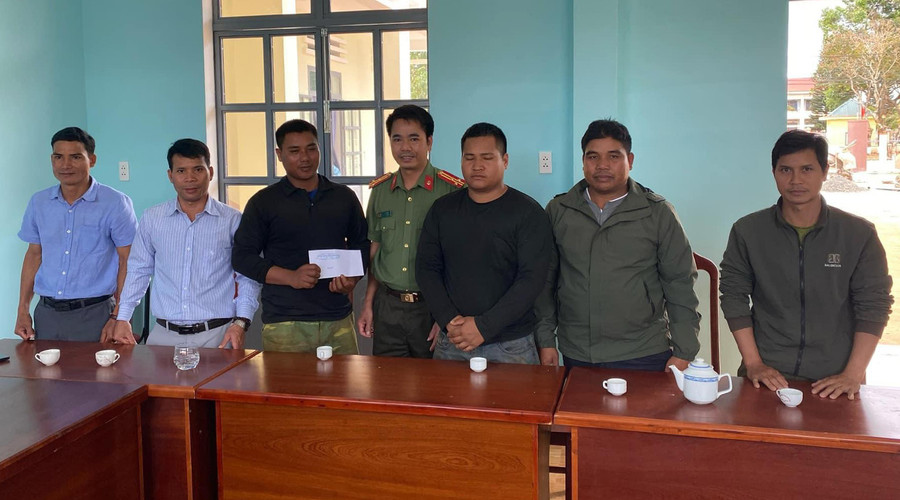 Lãnh đạo Công an huyện Đak Đoa khen thưởng tổ tự quản làng Sao Đúp (xã Hà Bầu) về thành tích đột xuất trong đảm bảo an ninh trật tự (ảnh đơn vị cung cấp). Lãnh đạo Công an huyện Đak Đoa khen thưởng tổ tự quản làng Sao Đúp (xã Hà Bầu) về thành tích đột xuất trong đảm bảo an ninh trật tự (ảnh đơn vị cung cấp).