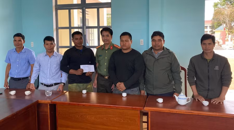 Lãnh đạo Công an huyện Đak Đoa khen thưởng tổ tự quản làng Sao Đúp (xã Hà Bầu) về thành tích đột xuất trong đảm bảo an ninh trật tự (ảnh đơn vị cung cấp).