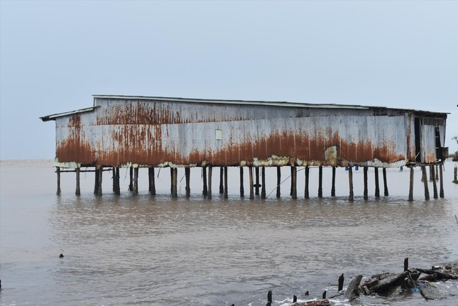 Sóng đánh dữ dội khiến người dân phải bỏ nhà tháo chạy Sóng đánh dữ dội khiến người dân phải bỏ nhà tháo chạy