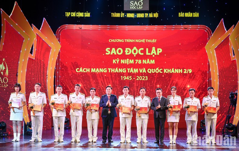 Đồng chí Lê Quốc Minh, Ủy viên Trung ương Đảng, Phó Trưởng Ban Tuyên giáo Trung ương, Tổng Biên tập Báo Nhân Dân, Chủ tịch Hội Nhà báo Việt Nam cùng đồng chí Phạm Minh Tuấn, Phó Tổng Biên tập phụ trách Tạp chí Cộng sản, Chủ tịch Hội Xuất bản Việt Nam tặng quà các chiến sĩ hải quân tiêu biểu đã có nhiều cống hiến trong sự nghiệp bảo vệ chủ quyền biển, đảo thiêng liêng của Tổ quốc. (Ảnh: THÀNH ĐẠT)