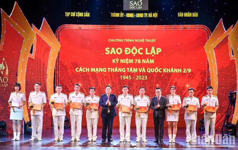 Đồng chí Lê Quốc Minh, Ủy viên Trung ương Đảng, Phó Trưởng Ban Tuyên giáo Trung ương, Tổng Biên tập Báo Nhân Dân, Chủ tịch Hội Nhà báo Việt Nam cùng đồng chí Phạm Minh Tuấn, Phó Tổng Biên tập phụ trách Tạp chí Cộng sản, Chủ tịch Hội Xuất bản Việt Nam tặng quà các chiến sĩ hải quân tiêu biểu đã có nhiều cống hiến trong sự nghiệp bảo vệ chủ quyền biển, đảo thiêng liêng của Tổ quốc. (Ảnh: THÀNH ĐẠT)