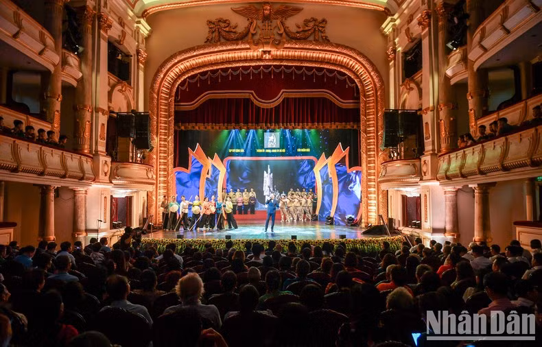 Toàn cảnh chương trình nghệ thuật Sao Độc lập. (Ảnh: THÀNH ĐẠT)