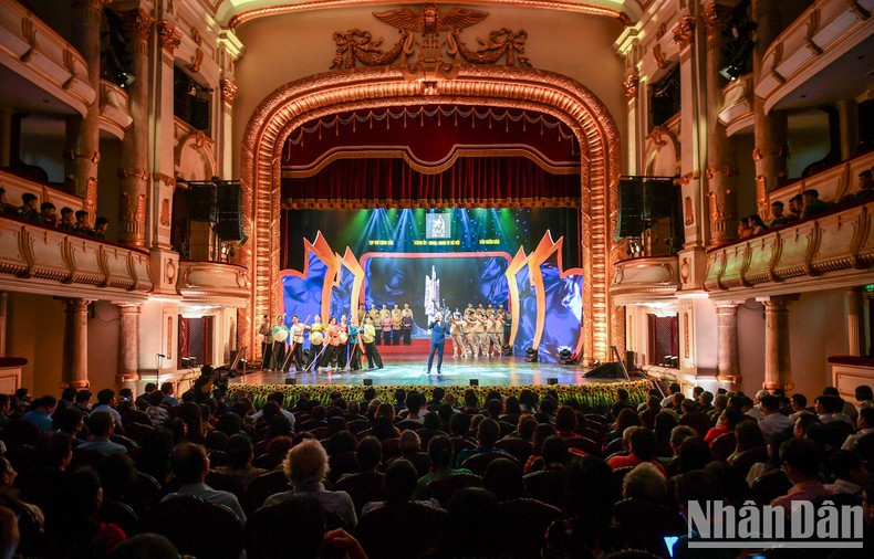 Toàn cảnh chương trình nghệ thuật Sao Độc lập. (Ảnh: THÀNH ĐẠT)