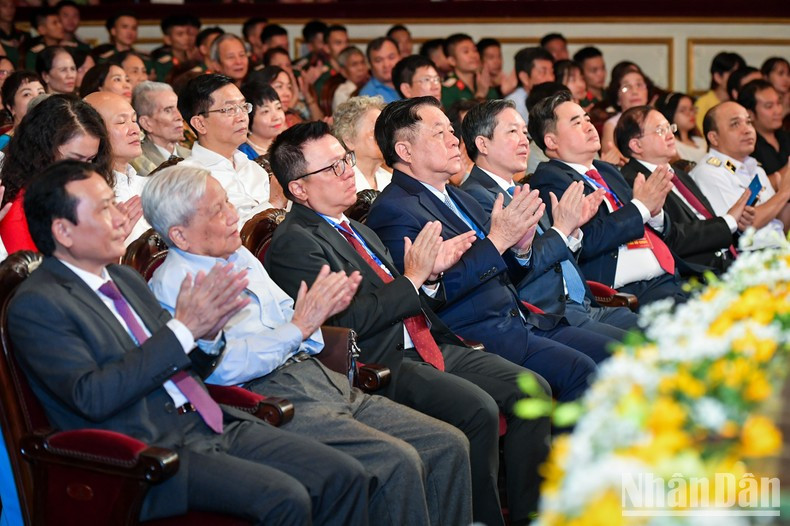 Các đồng chí lãnh đạo Đảng, Nhà nước dự chương trình nghệ thuật "Sao Độc lập". (Ảnh: THÀNH ĐẠT)