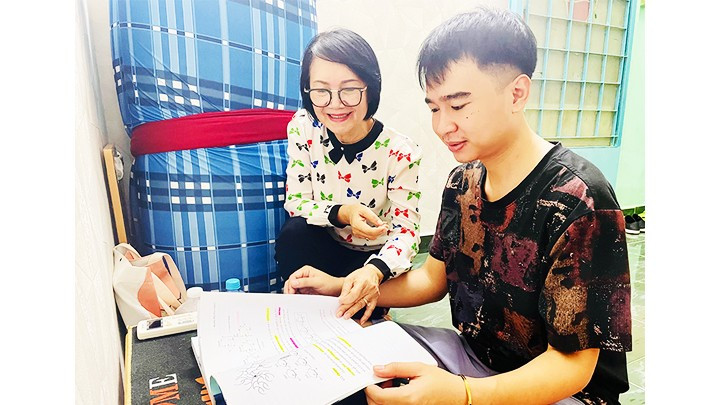 Với bà Dương Thị Kim Dung, được chở che, giúp đỡ sinh viên nghèo là niềm vui trong cuộc sống. Với bà Dương Thị Kim Dung, được chở che, giúp đỡ sinh viên nghèo là niềm vui trong cuộc sống.