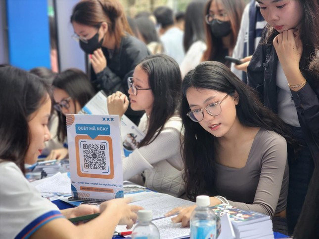 Thí sinh tìm hiểu thông tin tuyển sinh năm 2024 để xét tuyển. Ảnh: Trọng Quân Thí sinh tìm hiểu thông tin tuyển sinh năm 2024 để xét tuyển. Ảnh: Trọng Quân
