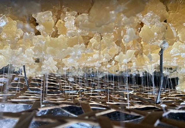 Đường phèn kết tinh, bám vào các sợi chỉ trông như pha lê. Ảnh: HẢI PHONG