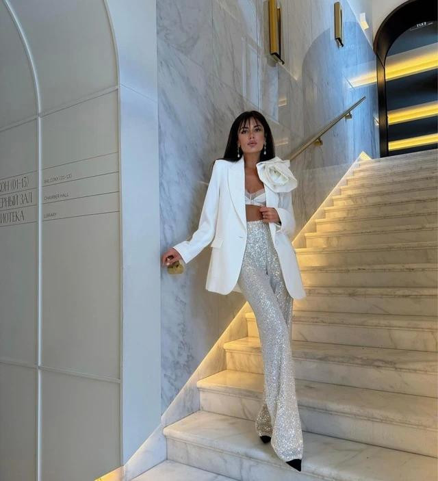 Không chỉ là món đồ quen thuộc của hội chị em công sở, quần âu còn được các quý cô sành mốt "trưng dụng" trong các bữa tiệc. Bộ đồ với những món thời trang cơ bản gồm áo vest cách điệu và quần âu ống rộng chất liệu sequins đã đủ tạo nên hình ảnh vô cùng chuyên nghiệp. Nhấn nhá gam màu trắng thanh lịch làm chủ đạo và kết hợp cùng giày cao gót "chân ái", hình tượng quý cô thành đạt đã thành công thu hút mọi ánh nhìn. Ảnh: @madinatamova Không chỉ là món đồ quen thuộc của hội chị em công sở, quần âu còn được các quý cô sành mốt "trưng dụng" trong các bữa tiệc. Bộ đồ với những món thời trang cơ bản gồm áo vest cách điệu và quần âu ống rộng chất liệu sequins đã đủ tạo nên hình ảnh vô cùng chuyên nghiệp. Nhấn nhá gam màu trắng thanh lịch làm chủ đạo và kết hợp cùng giày cao gót "chân ái", hình tượng quý cô thành đạt đã thành công thu hút mọi ánh nhìn. Ảnh: @madinatamova