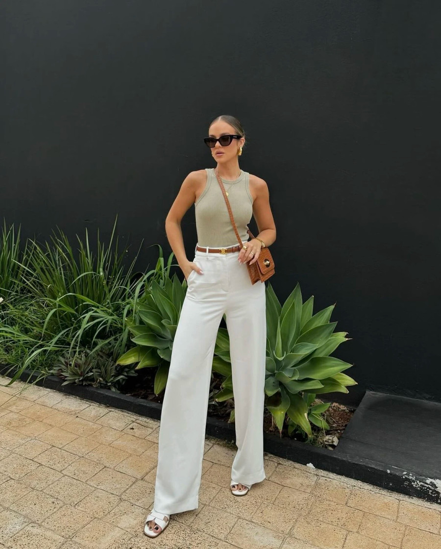 Bí quyết để chọn chiếc quần âu hợp ý chính là bạn nên chọn những loại quần có chất liệu mát, thấm hút và co giãn được. Độ vừa vặn cũng là một tiêu chí nổi bật để tạo được sự thoải mái, thoáng mát cho người mặc. Nàng có vóc dáng thanh mảnh nên chọn những chiếc quần âu ống dài để kéo dài đôi chân, trong khi các cô nàng có lợi thế chiều cao có thể lựa chọn quần âu với đa dạng kiểu dáng một cách thoải mái hơn. Ảnh: @thacianamesquita Bí quyết để chọn chiếc quần âu hợp ý chính là bạn nên chọn những loại quần có chất liệu mát, thấm hút và co giãn được. Độ vừa vặn cũng là một tiêu chí nổi bật để tạo được sự thoải mái, thoáng mát cho người mặc. Nàng có vóc dáng thanh mảnh nên chọn những chiếc quần âu ống dài để kéo dài đôi chân, trong khi các cô nàng có lợi thế chiều cao có thể lựa chọn quần âu với đa dạng kiểu dáng một cách thoải mái hơn. Ảnh: @thacianamesquita