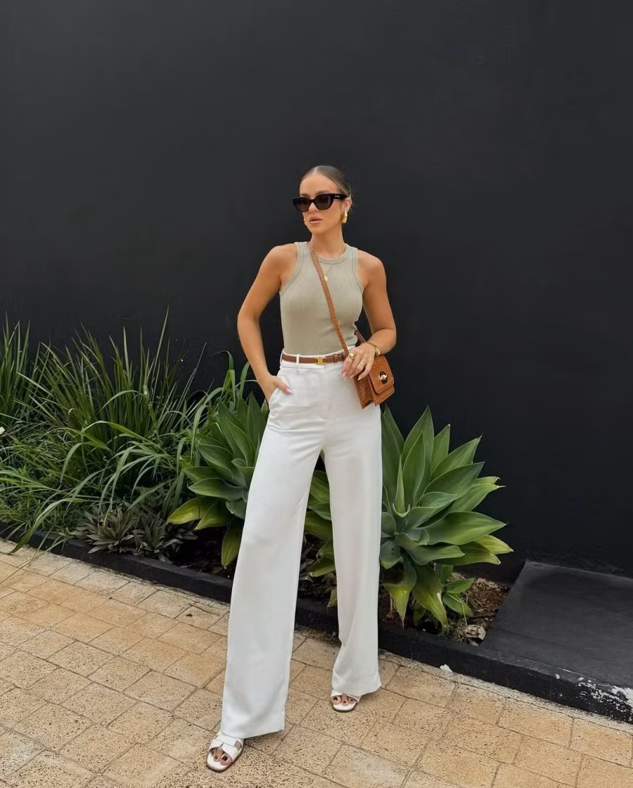 Bí quyết để chọn chiếc quần âu hợp ý chính là bạn nên chọn những loại quần có chất liệu mát, thấm hút và co giãn được. Độ vừa vặn cũng là một tiêu chí nổi bật để tạo được sự thoải mái, thoáng mát cho người mặc. Nàng có vóc dáng thanh mảnh nên chọn những chiếc quần âu ống dài để kéo dài đôi chân, trong khi các cô nàng có lợi thế chiều cao có thể lựa chọn quần âu với đa dạng kiểu dáng một cách thoải mái hơn. Ảnh: @thacianamesquita