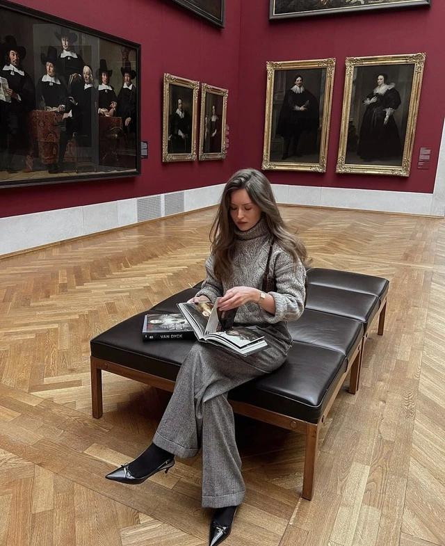 Quần âu có thể kết hợp với nhiều kiểu giày, từ mũi nhọn đến mũi tròn, mũi vuông; từ giày cao gót đến bốt hay sneakers. Với những trang phục đơn sắc, bạn có thể lựa chọn giày mang tông màu nổi để tạo điểm nhấn cho bộ trang phục và ngược lại. Trong một buổi xem tranh tại London, nữ fashionista Livia Auer phối giày sling back mũi nhọn đính nơ với bộ đồ monochrome sang trọng. Bộ trang phục giúp cô toát lên thần thái tổng tài quyền lực. Ảnh: @livia_auer Quần âu có thể kết hợp với nhiều kiểu giày, từ mũi nhọn đến mũi tròn, mũi vuông; từ giày cao gót đến bốt hay sneakers. Với những trang phục đơn sắc, bạn có thể lựa chọn giày mang tông màu nổi để tạo điểm nhấn cho bộ trang phục và ngược lại. Trong một buổi xem tranh tại London, nữ fashionista Livia Auer phối giày sling back mũi nhọn đính nơ với bộ đồ monochrome sang trọng. Bộ trang phục giúp cô toát lên thần thái tổng tài quyền lực. Ảnh: @livia_auer