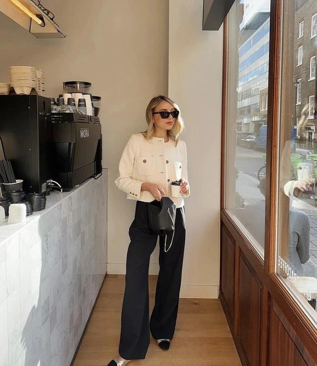 Nàng thơ nước Anh Amelia Taylor xuất hiện phong cách trên phố với bản phối streetwear đậm chất “old money”. Cô phối áo khoác crop top dạ tweed cùng quần âu đen suông dài. Điểm nhấn với kính mắt gọng vuông cá tính, túi xách nhỏ đeo tay và giày búp bê mạ bạc để tổng thể thêm nổi bật. Ảnh: @withameliataylor Nàng thơ nước Anh Amelia Taylor xuất hiện phong cách trên phố với bản phối streetwear đậm chất “old money”. Cô phối áo khoác crop top dạ tweed cùng quần âu đen suông dài. Điểm nhấn với kính mắt gọng vuông cá tính, túi xách nhỏ đeo tay và giày búp bê mạ bạc để tổng thể thêm nổi bật. Ảnh: @withameliataylor