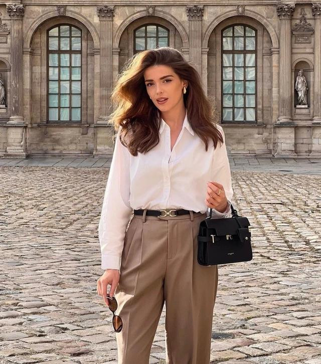 Một cách phối đồ kinh điển từ trước đến nay mà phái đẹp không thể bỏ lỡ khi đến công sở là phối áo sơ mi cùng quần âu. Sự kết hợp tuy đơn giản nhưng tạo nên một tổng thể hài hòa và hút mắt người đối diện. Bạn nên cân nhắc những mẫu quần âu có tông màu trung tính như nâu, đen, be… để dễ kết hợp với cả mẫu áo sơ mi màu hoặc sơ mi trắng. Đừng quên sơ vin để bộ đồ thêm gọn gàng, tươm tất. Ảnh: @Heloise_Guillet Một cách phối đồ kinh điển từ trước đến nay mà phái đẹp không thể bỏ lỡ khi đến công sở là phối áo sơ mi cùng quần âu. Sự kết hợp tuy đơn giản nhưng tạo nên một tổng thể hài hòa và hút mắt người đối diện. Bạn nên cân nhắc những mẫu quần âu có tông màu trung tính như nâu, đen, be… để dễ kết hợp với cả mẫu áo sơ mi màu hoặc sơ mi trắng. Đừng quên sơ vin để bộ đồ thêm gọn gàng, tươm tất. Ảnh: @Heloise_Guillet