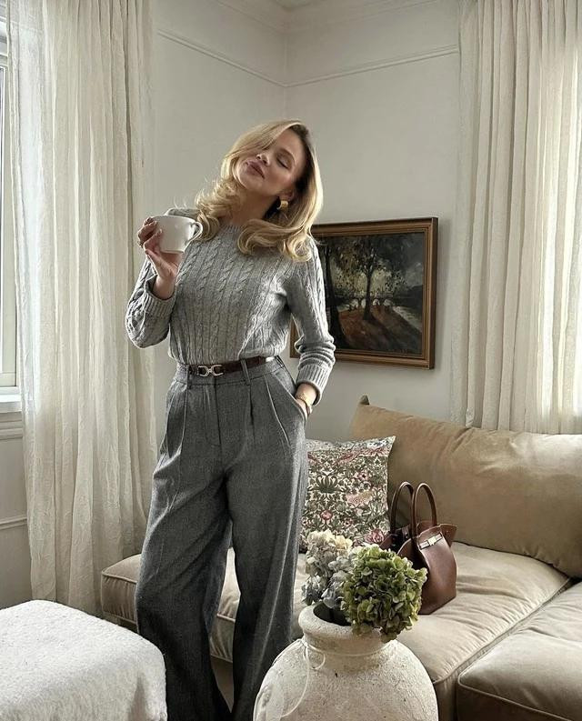 Kết hợp các món đồ đồng màu là chiến thuật thời trang đơn giản nhưng lại mang đến hiệu quả bất ngờ để sở hữu vẻ ngoài thanh lịch và sang trọng. Nàng blogger Anna Felicia xinh đẹp trong bộ cánh cùng tông mix áo len dệt kim cùng quần âu xám. Túi xách da nâu và thắt lưng mảnh là các phụ kiện thời trang tôn lên nét nổi bật cho bộ đồ. Ảnh: @wefelicia Kết hợp các món đồ đồng màu là chiến thuật thời trang đơn giản nhưng lại mang đến hiệu quả bất ngờ để sở hữu vẻ ngoài thanh lịch và sang trọng. Nàng blogger Anna Felicia xinh đẹp trong bộ cánh cùng tông mix áo len dệt kim cùng quần âu xám. Túi xách da nâu và thắt lưng mảnh là các phụ kiện thời trang tôn lên nét nổi bật cho bộ đồ. Ảnh: @wefelicia