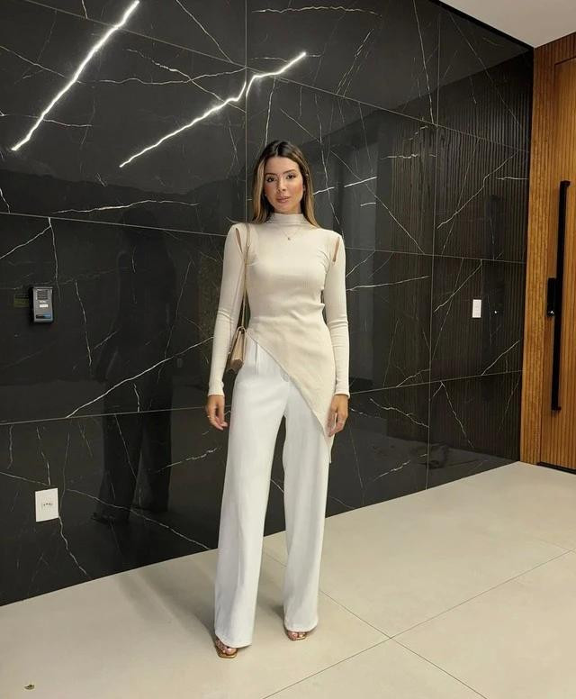 Cơn sốt trouser pants (quần âu dài) quay trở lại đã tạo nên một sự biến đổi không nhỏ đến xu hướng thời trang của các quý cô trên thế giới. Những khoảnh khắc thời trang với bản phối quần âu đề cao sự thoải mái và trẻ trung đang được các tín đồ tích cực lăng xê và đón nhận nhiệt tình, từ các bộ trang phục đường phố cho đến trên sàn diễn. Ảnh:@iesagrasielly Cơn sốt trouser pants (quần âu dài) quay trở lại đã tạo nên một sự biến đổi không nhỏ đến xu hướng thời trang của các quý cô trên thế giới. Những khoảnh khắc thời trang với bản phối quần âu đề cao sự thoải mái và trẻ trung đang được các tín đồ tích cực lăng xê và đón nhận nhiệt tình, từ các bộ trang phục đường phố cho đến trên sàn diễn. Ảnh:@iesagrasielly