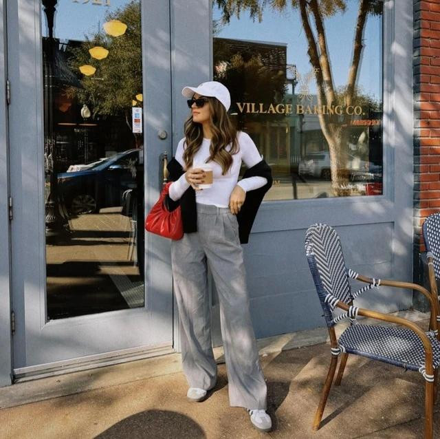 Khéo léo phối quần âu ống suông và áo thun ôm body sẽ tạo nên bức tranh thời trang trẻ trung và sành điệu. Áo thun ôm với thiết kế bó sát không chỉ có khả năng hack dáng đỉnh cao, làm nổi bật vòng eo thon gọn mà còn tạo nên sự thoải mái trong phối hợp với quần âu. Với set đồ này, các It Girl sẽ tạo sắc thái vừa phóng khoáng nhưng không kém phần gợi cảm, cá tính. Các tín đồ thường ưu ái kết hợp cùng giày thể thao để thuận tiện hoạt động vào những ngày nắng ấm hay các sự kiện ngoài trời. Ảnh: @aloprofile Khéo léo phối quần âu ống suông và áo thun ôm body sẽ tạo nên bức tranh thời trang trẻ trung và sành điệu. Áo thun ôm với thiết kế bó sát không chỉ có khả năng hack dáng đỉnh cao, làm nổi bật vòng eo thon gọn mà còn tạo nên sự thoải mái trong phối hợp với quần âu. Với set đồ này, các It Girl sẽ tạo sắc thái vừa phóng khoáng nhưng không kém phần gợi cảm, cá tính. Các tín đồ thường ưu ái kết hợp cùng giày thể thao để thuận tiện hoạt động vào những ngày nắng ấm hay các sự kiện ngoài trời. Ảnh: @aloprofile