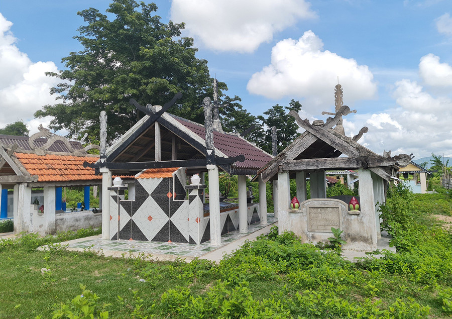 Nhà mồ hiện tại của người Jrai. Ảnh: L.N Nhà mồ hiện tại của người Jrai. Ảnh: L.N