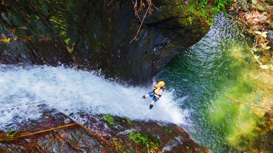 Ở tầng thác đầu tiên du khách trải nghiệm canyoning, tầng thứ hai là sự kết hợp của zipline và canyoning và tầng thác cuối cùng kết thúc bằng màn nhảy thác đầy phấn khích. Tại mỗi điểm đầu tầng thác đều có hướng dẫn viên và chuyên gia chỉ dẫn cũng như đảm bảo an toàn cho du khách.