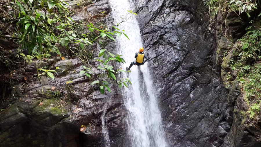 Thác Động Tiên nằm trong địa phận xã Ký Phú, huyện Đại Từ thuộc khu vực sườn đông Tam Đảo. Thác nằm sâu trong rừng của Vườn quốc gia Tam Đảo, chưa có nhiều du khách biết tới, chủ yếu chỉ có dân địa phương khai thác chè mới biết đường đi